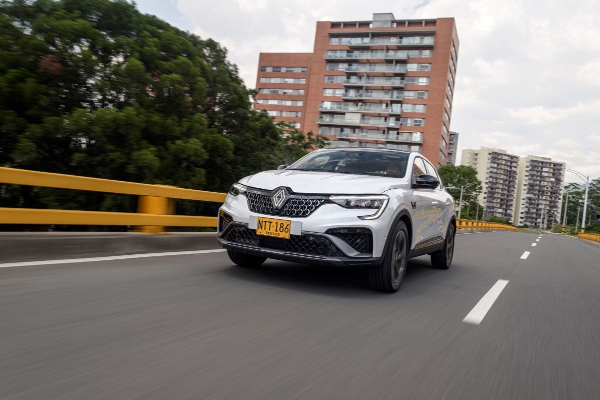 ¿ES EL RENAULT ARKANA E-TECH EL SUV HÍBRIDO QUE REVOLUCIONARÁ LAS CALLES COLOMBIANAS? V12MAGAZINE Renault ingresa al mundo de los híbridos ligeros en Colombia con la nueva Renault Arkana E-Tech Hybrid, una camioneta del segmento C que combina el diseño deportivo Alpine y la tecnología avanzada V12MAGAZINE