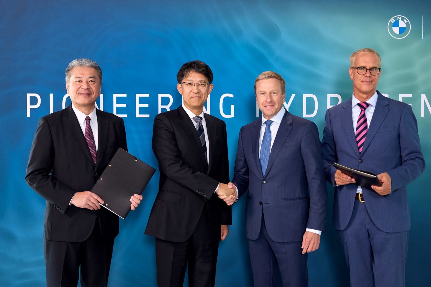 TOYOTA Y BMW FIRMAN EXCLUSIVO ACUERDO PARA IMPULSAR LA MOVILIDAD CON HIDRÓGENO V12MAGAZINE Toyota Motor Corporation y BMW Group renovaron su compromiso de colaborar en el desarrollo de vehículos impulsados por hidrógeno, una tecnología clave para alcanzar la neutralidad de carbono. V12MAGAZINE