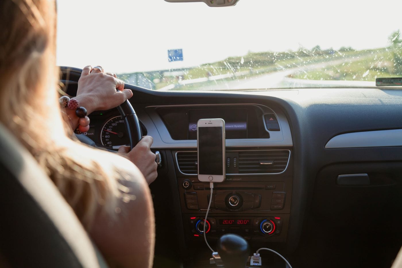 ¿SABE QUÉ TIPO DE CONDUCTOR ES USTED? V12MAGAZINE Hay varios tipos de conductores, el que se preocupa por los gastos, el que no escatima en gastos y el ecológico, pero cada uno tiene una característica especial. V12MAGAZINE
