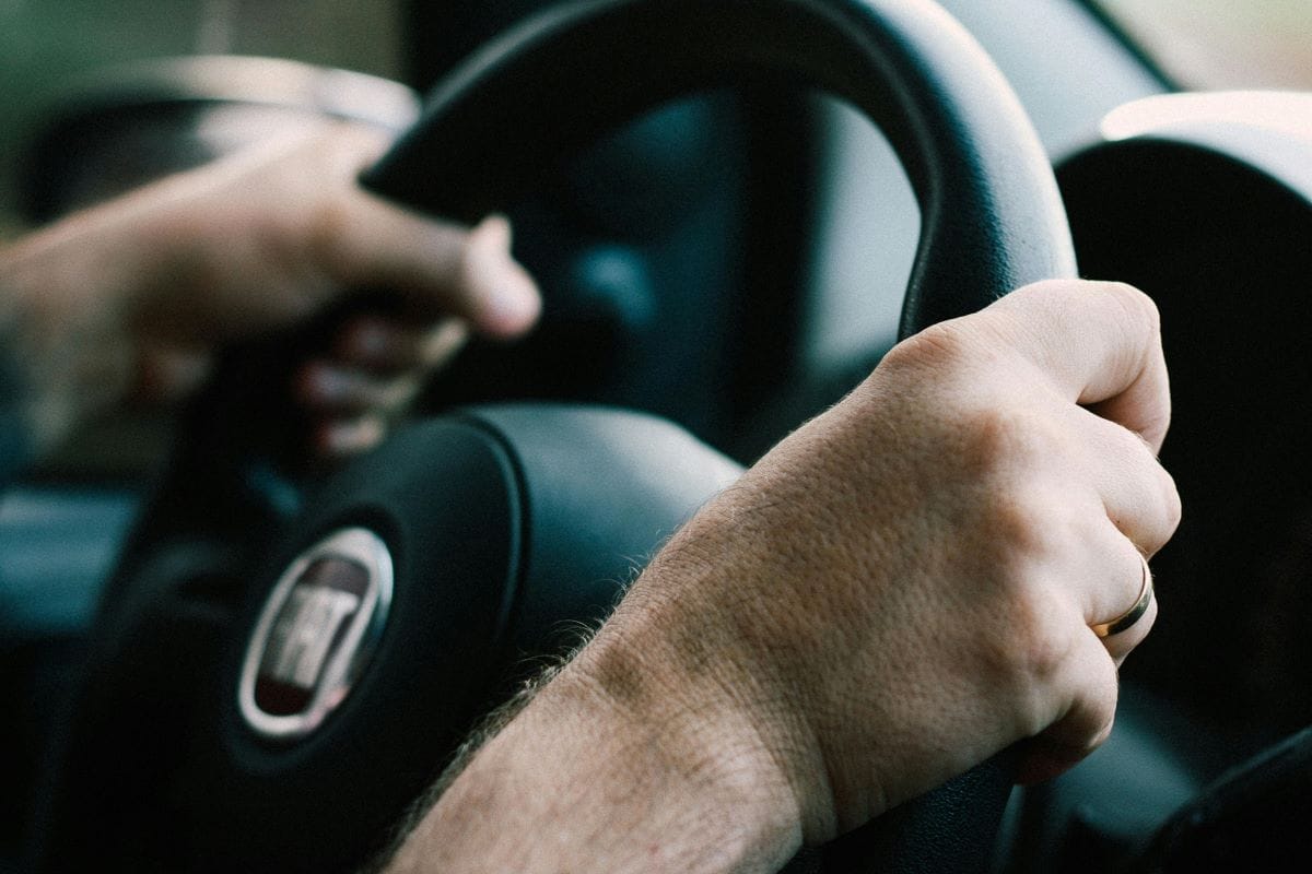 ¿SABE QUÉ TIPO DE CONDUCTOR ES USTED? V12MAGAZINE Hay varios tipos de conductores, el que se preocupa por los gastos, el que no escatima en gastos y el ecológico, pero cada uno tiene una característica especial. V12MAGAZINE