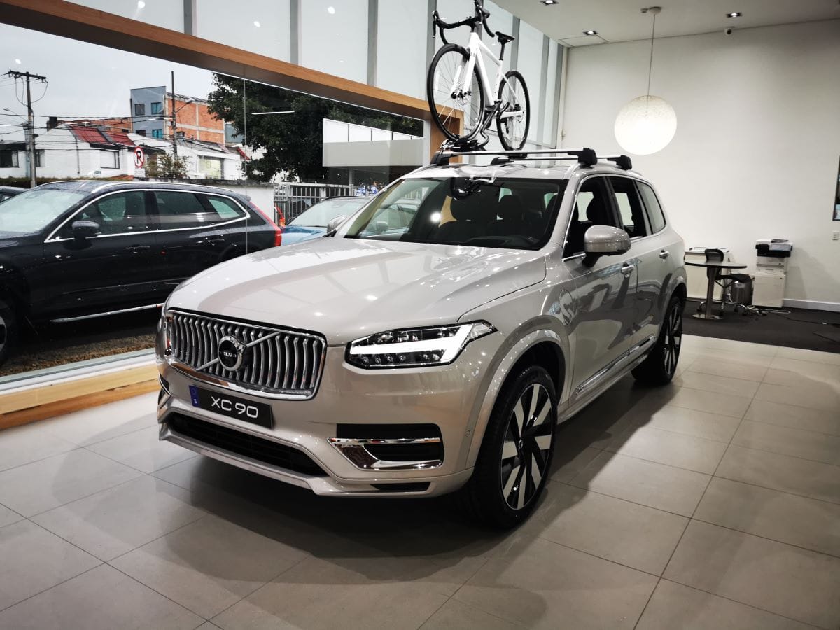 RADAMEL FALCAO Y VOLVO: UNA ALIANZA PODEROSA QUE IMPULSA LA SOSTENIBILIDAD EN COLOMBIA V12MAGAZINE Radamel Falcao García tendrá una Volvo XC90 Híbrido enchufable, la SUV premium que se caracteriza por su seguridad, electrificada y una capacidad para siete pasajeros. V12MAGAZINE