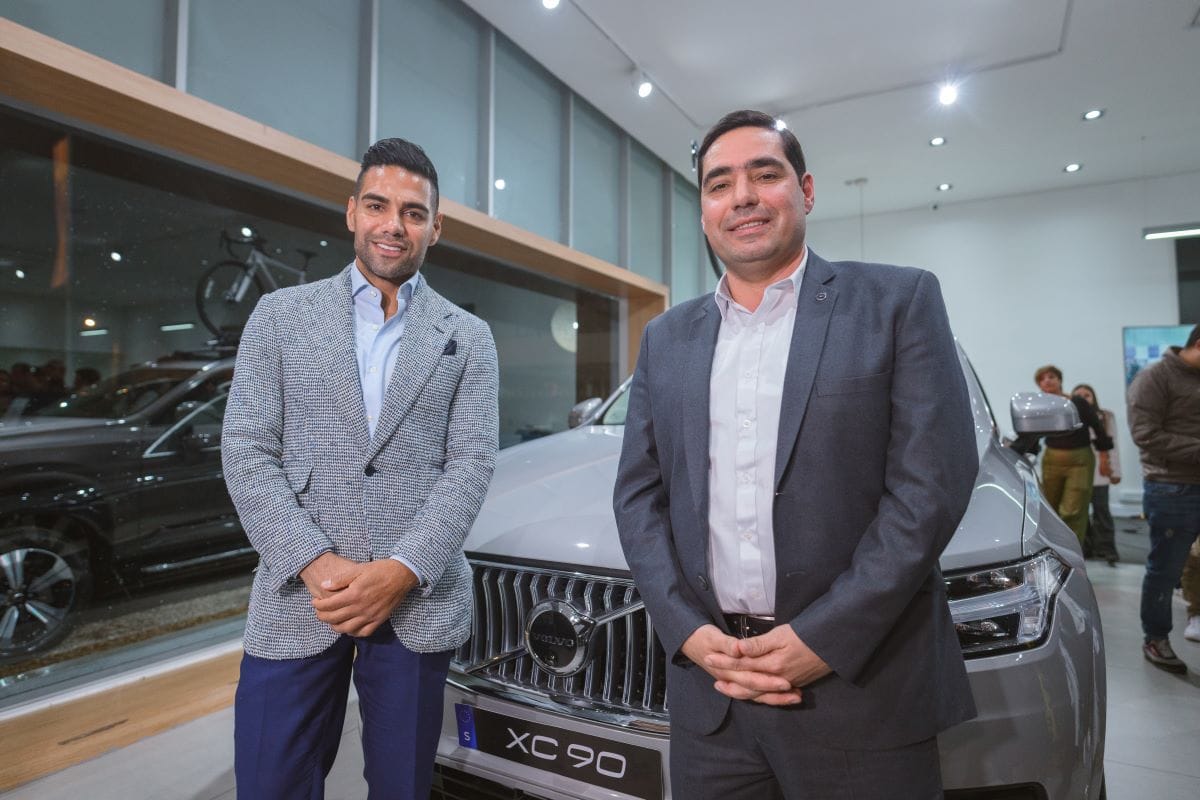 RADAMEL FALCAO Y VOLVO: UNA ALIANZA PODEROSA QUE IMPULSA LA SOSTENIBILIDAD EN COLOMBIA V12MAGAZINE Radamel Falcao García tendrá una Volvo XC90 Híbrido enchufable, la SUV premium que se caracteriza por su seguridad, electrificada y una capacidad para siete pasajeros. V12MAGAZINE