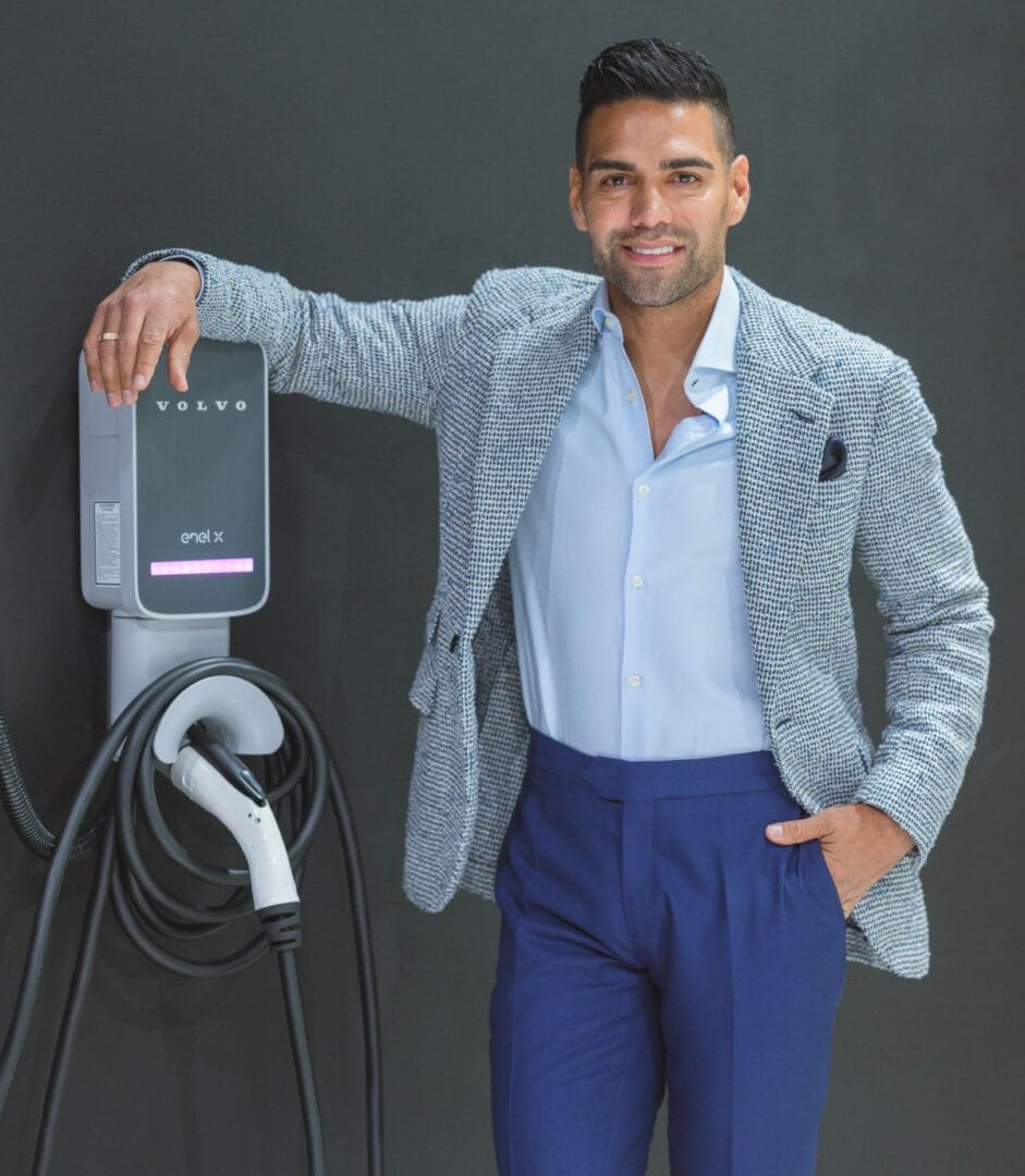 RADAMEL FALCAO Y VOLVO: UNA ALIANZA PODEROSA QUE IMPULSA LA SOSTENIBILIDAD EN COLOMBIA V12MAGAZINE Radamel Falcao García tendrá una Volvo XC90 Híbrido enchufable, la SUV premium que se caracteriza por su seguridad, electrificada y una capacidad para siete pasajeros. V12MAGAZINE