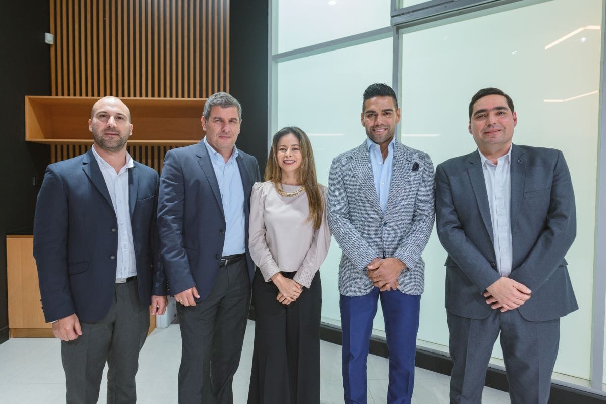 RADAMEL FALCAO Y VOLVO: UNA ALIANZA PODEROSA QUE IMPULSA LA SOSTENIBILIDAD EN COLOMBIA V12MAGAZINE Radamel Falcao García tendrá una Volvo XC90 Híbrido enchufable, la SUV premium que se caracteriza por su seguridad, electrificada y una capacidad para siete pasajeros. V12MAGAZINE