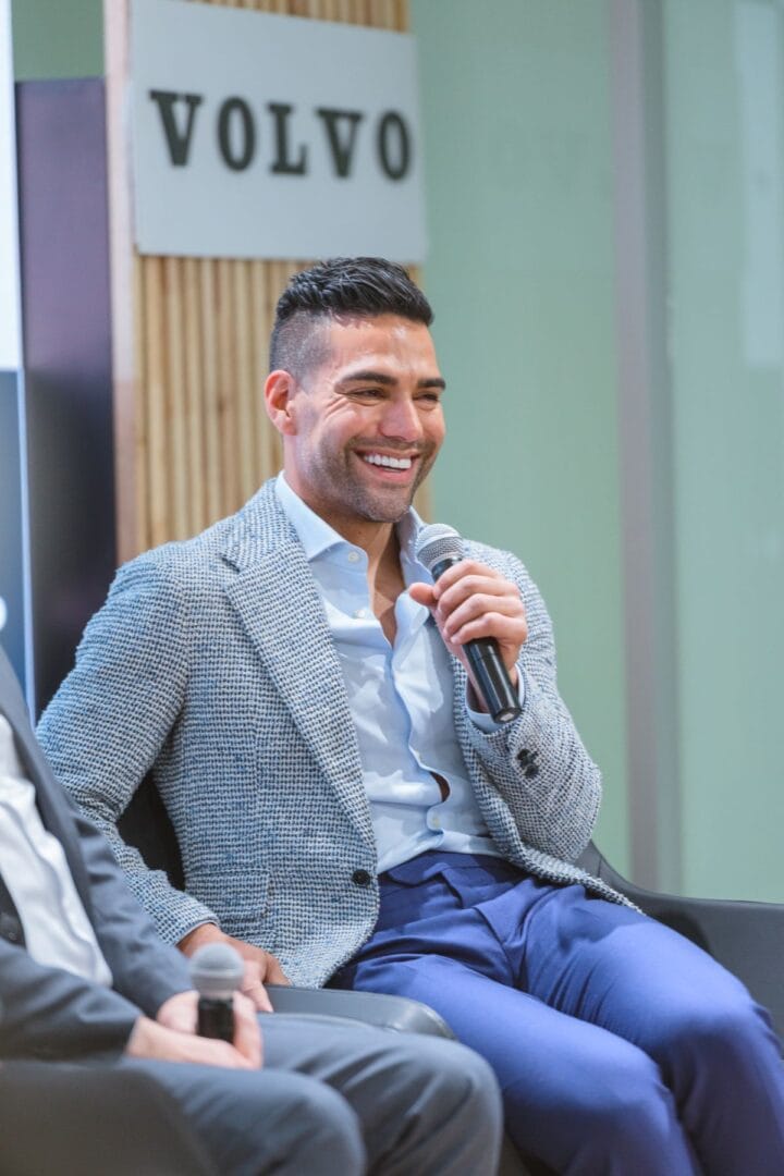 RADAMEL FALCAO Y VOLVO: UNA ALIANZA PODEROSA QUE IMPULSA LA SOSTENIBILIDAD EN COLOMBIA V12MAGAZINE Radamel Falcao García tendrá una Volvo XC90 Híbrido enchufable, la SUV premium que se caracteriza por su seguridad, electrificada y una capacidad para siete pasajeros. V12MAGAZINE