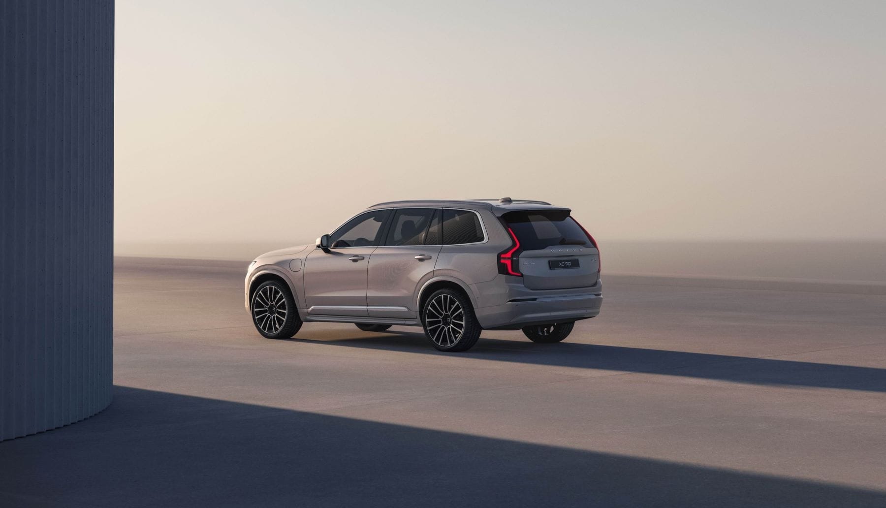 NUEVO VOLVO XC90 2025: INNOVACIÓN Y ELEGANCIA EN CADA DETALLE V12MAGAZINE El Volvo XC90 2025 llega con un diseño renovado, tecnología de punta y un eficiente sistema de propulsión híbrido. Este modelo combina lujo, confort y seguridad avanzada, manteniendo el compromiso de Volvo con la sostenibilidad. V12MAGAZINE
