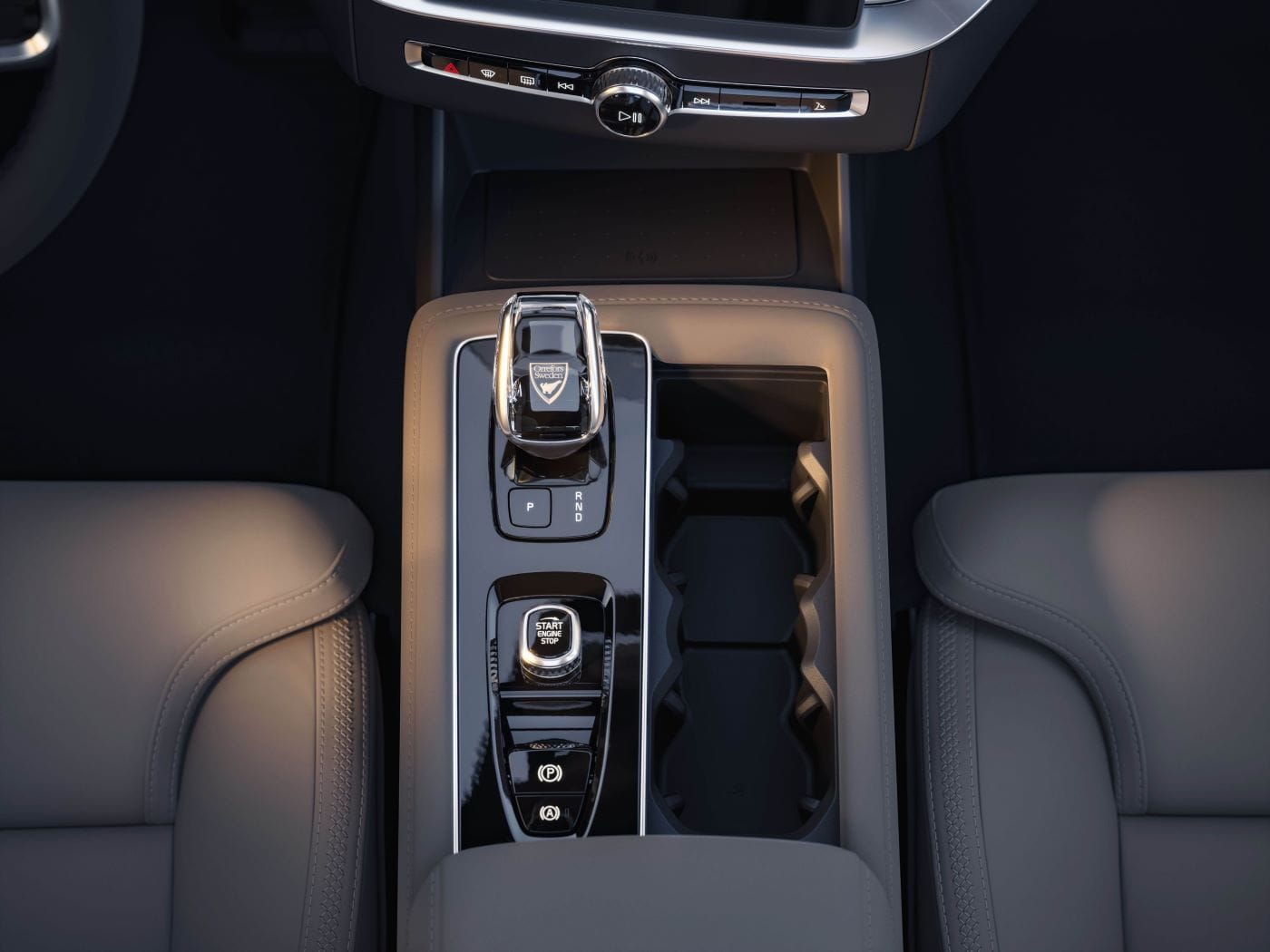 NUEVO VOLVO XC90 2025: INNOVACIÓN Y ELEGANCIA EN CADA DETALLE V12MAGAZINE El Volvo XC90 2025 llega con un diseño renovado, tecnología de punta y un eficiente sistema de propulsión híbrido. Este modelo combina lujo, confort y seguridad avanzada, manteniendo el compromiso de Volvo con la sostenibilidad. V12MAGAZINE