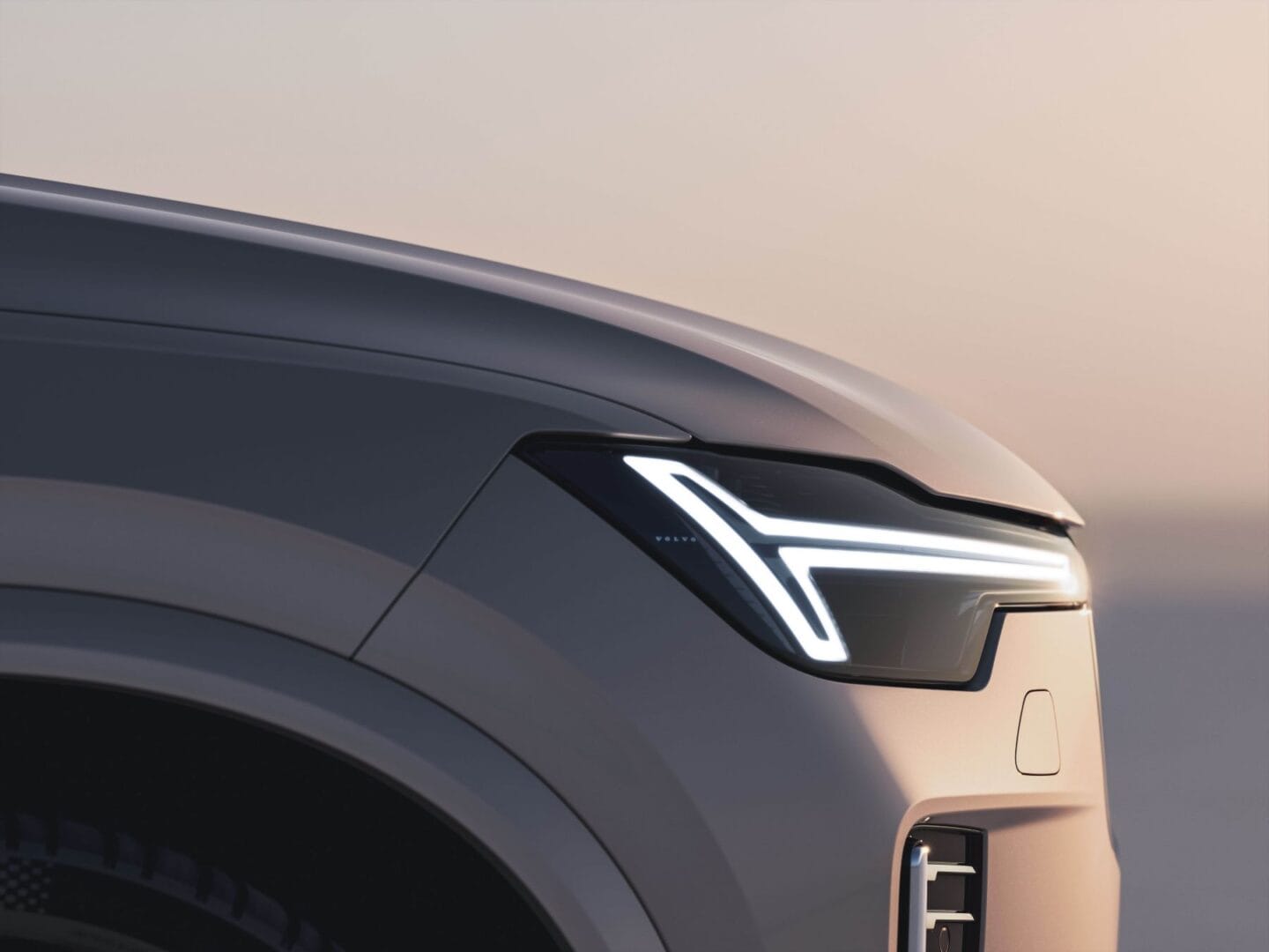 NUEVO VOLVO XC90 2025: INNOVACIÓN Y ELEGANCIA EN CADA DETALLE V12MAGAZINE El Volvo XC90 2025 llega con un diseño renovado, tecnología de punta y un eficiente sistema de propulsión híbrido. Este modelo combina lujo, confort y seguridad avanzada, manteniendo el compromiso de Volvo con la sostenibilidad. V12MAGAZINE