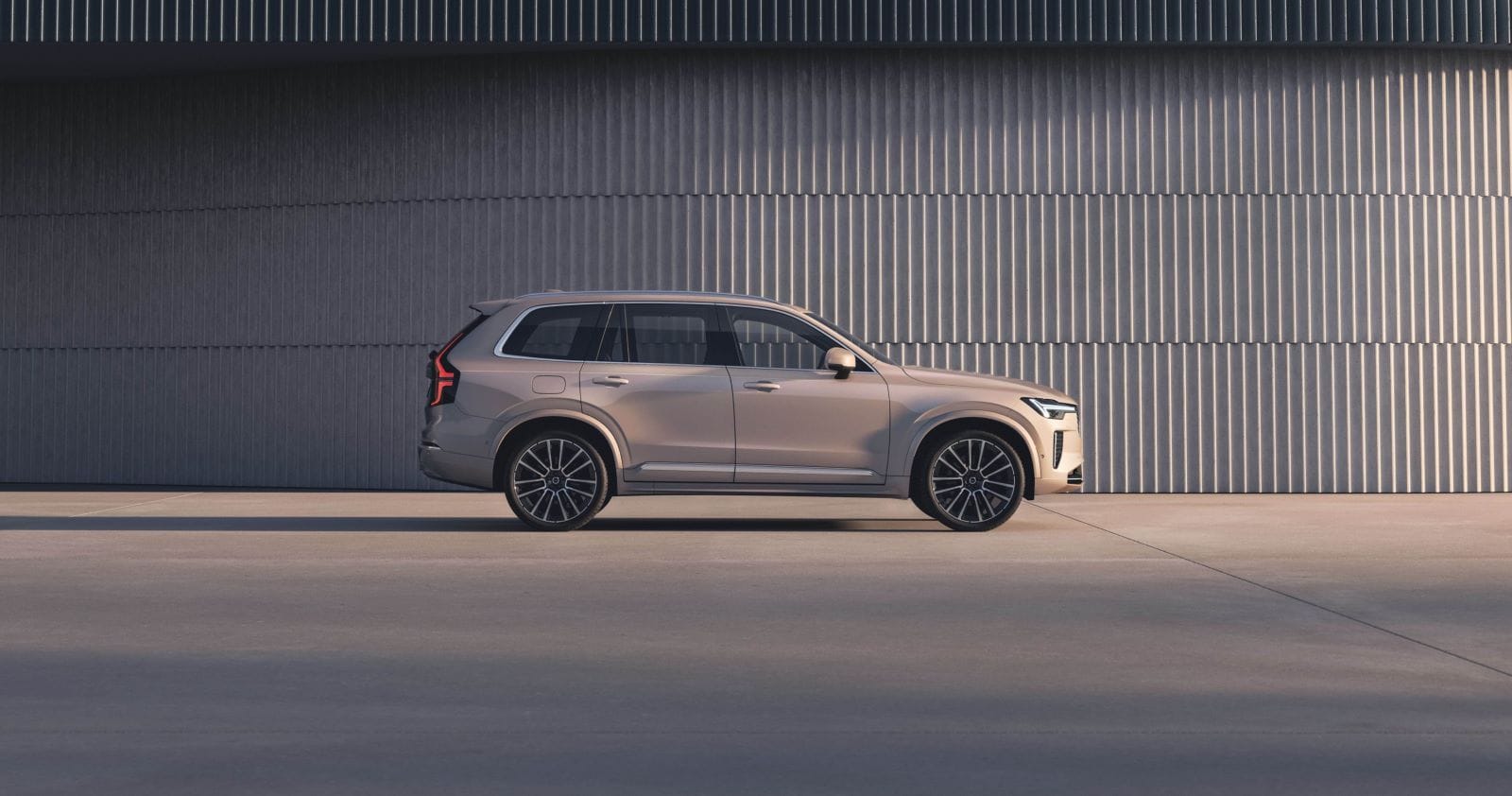 NUEVO VOLVO XC90 2025: INNOVACIÓN Y ELEGANCIA EN CADA DETALLE V12MAGAZINE El Volvo XC90 2025 llega con un diseño renovado, tecnología de punta y un eficiente sistema de propulsión híbrido. Este modelo combina lujo, confort y seguridad avanzada, manteniendo el compromiso de Volvo con la sostenibilidad. V12MAGAZINE