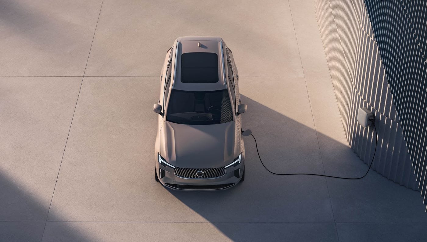 NUEVO VOLVO XC90 2025: INNOVACIÓN Y ELEGANCIA EN CADA DETALLE V12MAGAZINE El Volvo XC90 2025 llega con un diseño renovado, tecnología de punta y un eficiente sistema de propulsión híbrido. Este modelo combina lujo, confort y seguridad avanzada, manteniendo el compromiso de Volvo con la sostenibilidad. V12MAGAZINE