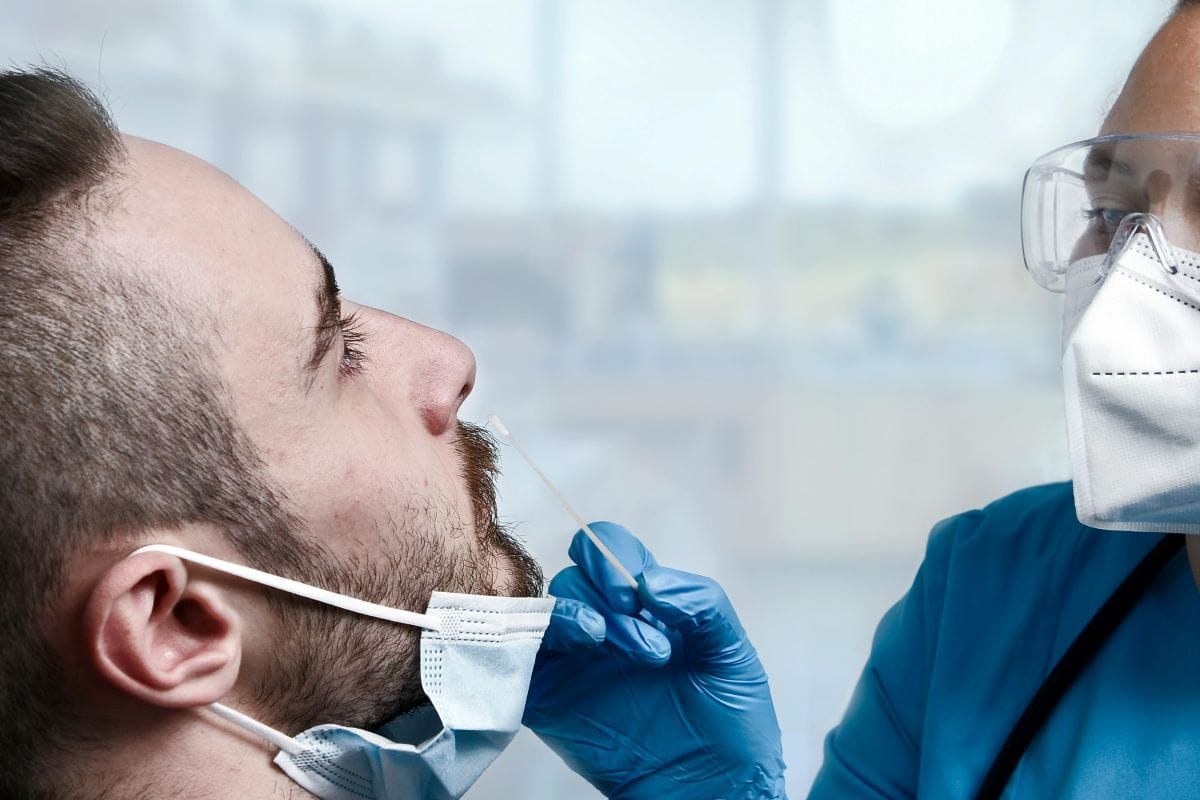 ¿SABE CÓMO MANTENER LA CABINA DE SU AUTOMÓVIL LIBRE DE VIRUS PARA EVITAR INFECCIONES RESPIRATORIAS? V12MAGAZINE Dentro del automóvil se pueden generar un ambiente propicio para la proliferación de virus y bacterias; por fortuna existen elementos que ayudan a mantener un ambiente saludable. V12MAGAZINE