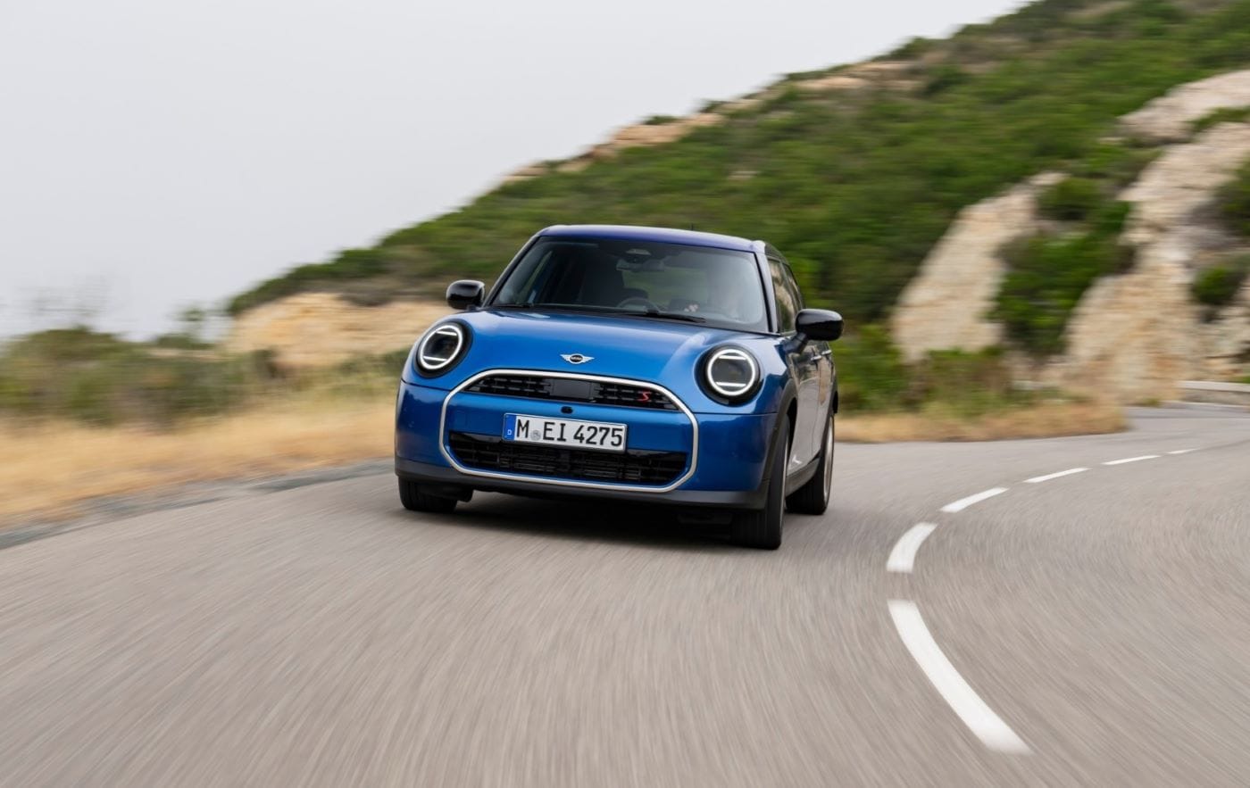 MINI COOPER 5 PUERTAS FAVOURED: ¡MÁS ESPACIO Y DIVERSIÓN! V12MAGAZINE MINI Cooper 5 Puertas