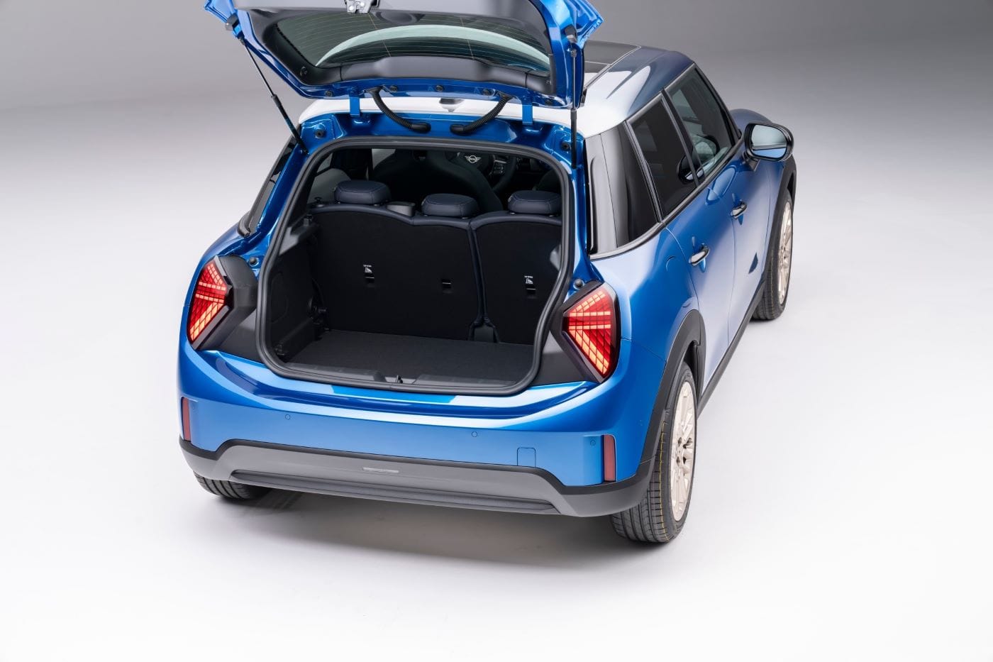 MINI COOPER 5 PUERTAS FAVOURED: ¡MÁS ESPACIO Y DIVERSIÓN! V12MAGAZINE El Mini Cooper 5 Puertas llega para ampliar la familia MINI. Este modelo destaca por ofrecer un mayor espacio interior y un diseño compacto, ideal para la ciudad y quienes buscan versatilidad. V12MAGAZINE