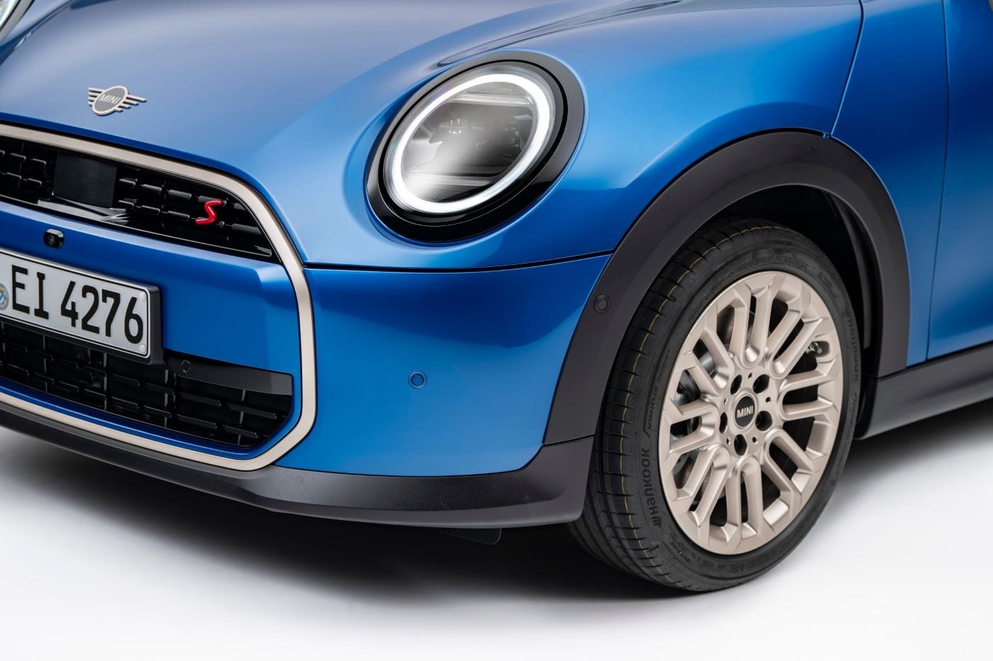 MINI COOPER 5 PUERTAS FAVOURED: ¡MÁS ESPACIO Y DIVERSIÓN! V12MAGAZINE El Mini Cooper 5 Puertas llega para ampliar la familia MINI. Este modelo destaca por ofrecer un mayor espacio interior y un diseño compacto, ideal para la ciudad y quienes buscan versatilidad. V12MAGAZINE