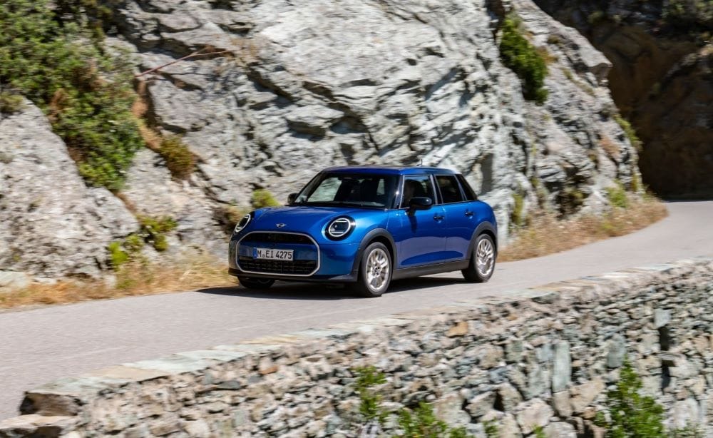 MINI COOPER 5 PUERTAS FAVOURED: ¡MÁS ESPACIO Y DIVERSIÓN! V12MAGAZINE El Mini Cooper 5 Puertas llega para ampliar la familia MINI. Este modelo destaca por ofrecer un mayor espacio interior y un diseño compacto, ideal para la ciudad y quienes buscan versatilidad. V12MAGAZINE