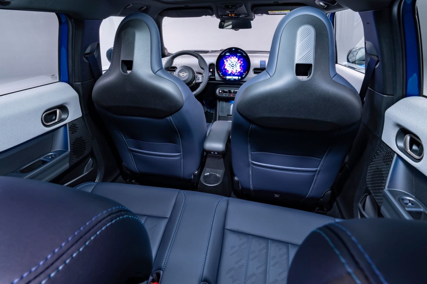 MINI COOPER 5 PUERTAS FAVOURED: ¡MÁS ESPACIO Y DIVERSIÓN! V12MAGAZINE El Mini Cooper 5 Puertas llega para ampliar la familia MINI. Este modelo destaca por ofrecer un mayor espacio interior y un diseño compacto, ideal para la ciudad y quienes buscan versatilidad. V12MAGAZINE