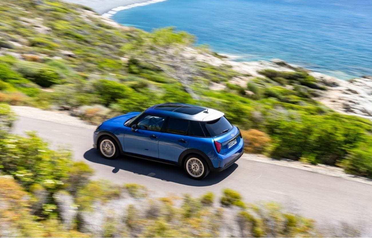MINI COOPER 5 PUERTAS FAVOURED: ¡MÁS ESPACIO Y DIVERSIÓN! V12MAGAZINE El Mini Cooper 5 Puertas llega para ampliar la familia MINI. Este modelo destaca por ofrecer un mayor espacio interior y un diseño compacto, ideal para la ciudad y quienes buscan versatilidad. V12MAGAZINE