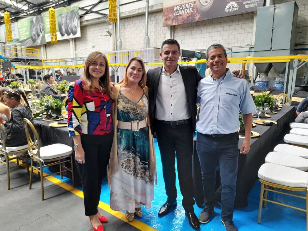 REENCAUCHE BANDAG CON ENERGÍA SOLAR: UNA INICIATIVA PIONERA EN LATINOAMÉRICA GRACIAS A RETECTIRE V12MAGAZINE Reencauche Bandag impulsa la sostenibilidad en Latinoamérica al implementar energía solar en su planta en Colombia, reduciendo significativamente la emisión de CO₂ en sus operaciones de reencauche. V12MAGAZINE