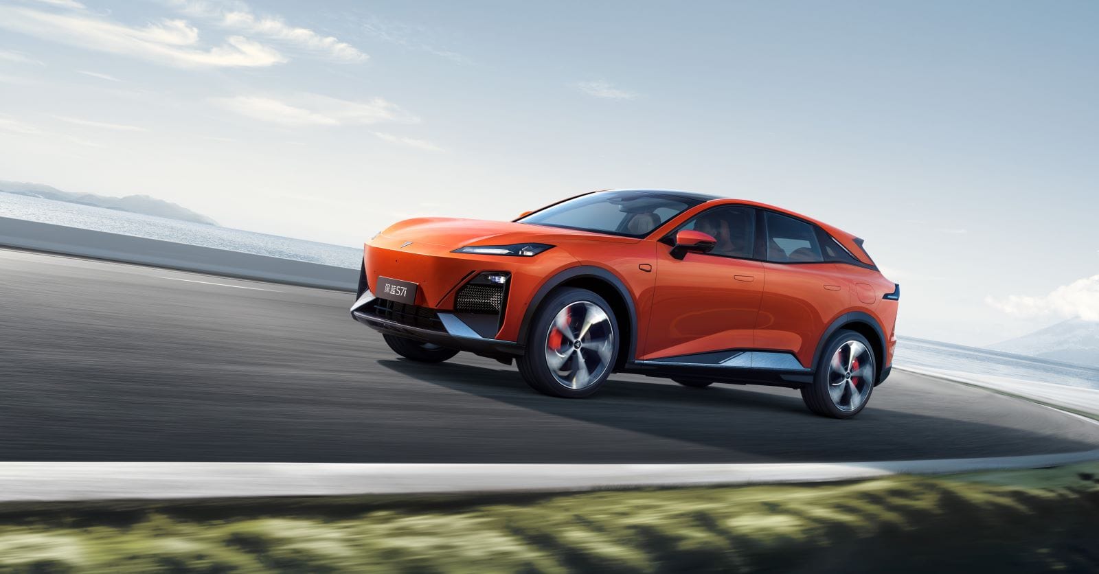 DEEPAL S07: LA FASTUOSA JOYA DE CHANGAN SE VENDE EN COLOMBIA CON AUTONOMÍA EXTENDIDA Y AVANZADA TECNOLOGÍA V12MAGAZINE Deepal S07 llega a Colombia en dos versiones: híbrido de rango extendido y totalmente eléctrico que redefine el concepto de movilidad de lujo en el país. Este modelo se adapta tanto a los trayectos urbanos como a los viajes largos. V12MAGAZINE