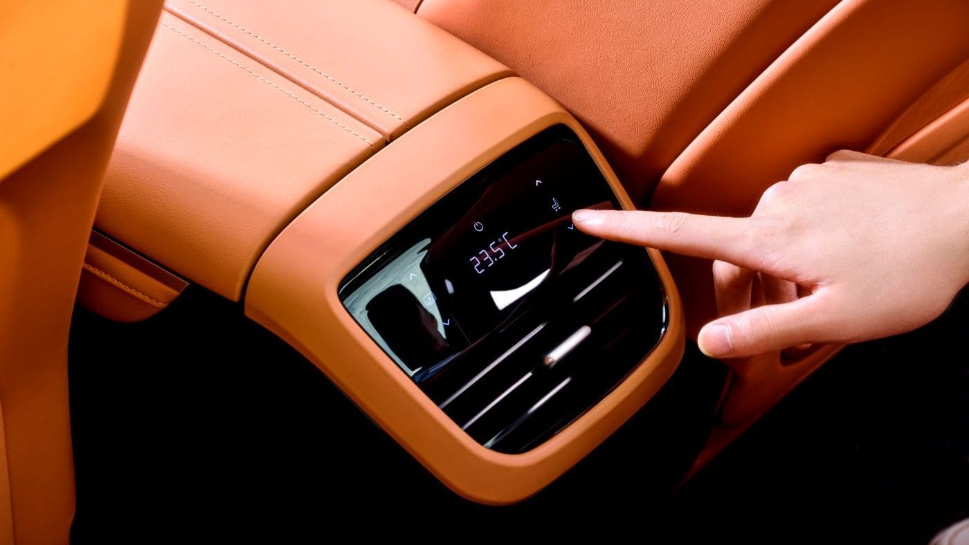 DEEPAL S07: LA FASTUOSA JOYA DE CHANGAN SE VENDE EN COLOMBIA CON AUTONOMÍA EXTENDIDA Y AVANZADA TECNOLOGÍA V12MAGAZINE Deepal S07 llega a Colombia en dos versiones: híbrido de rango extendido y totalmente eléctrico que redefine el concepto de movilidad de lujo en el país. Este modelo se adapta tanto a los trayectos urbanos como a los viajes largos. V12MAGAZINE