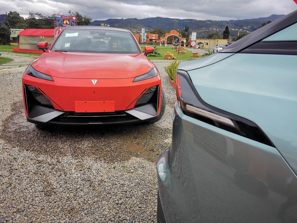 DEEPAL S07: LA FASTUOSA JOYA DE CHANGAN SE VENDE EN COLOMBIA CON AUTONOMÍA EXTENDIDA Y AVANZADA TECNOLOGÍA V12MAGAZINE Deepal S07 llega a Colombia en dos versiones: híbrido de rango extendido y totalmente eléctrico que redefine el concepto de movilidad de lujo en el país. Este modelo se adapta tanto a los trayectos urbanos como a los viajes largos. V12MAGAZINE