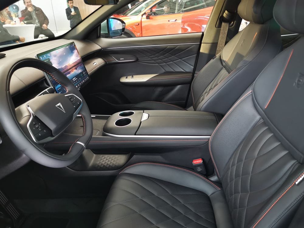 DEEPAL S07: LA FASTUOSA JOYA DE CHANGAN SE VENDE EN COLOMBIA CON AUTONOMÍA EXTENDIDA Y AVANZADA TECNOLOGÍA V12MAGAZINE Deepal S07 llega a Colombia en dos versiones: híbrido de rango extendido y totalmente eléctrico que redefine el concepto de movilidad de lujo en el país. Este modelo se adapta tanto a los trayectos urbanos como a los viajes largos. V12MAGAZINE