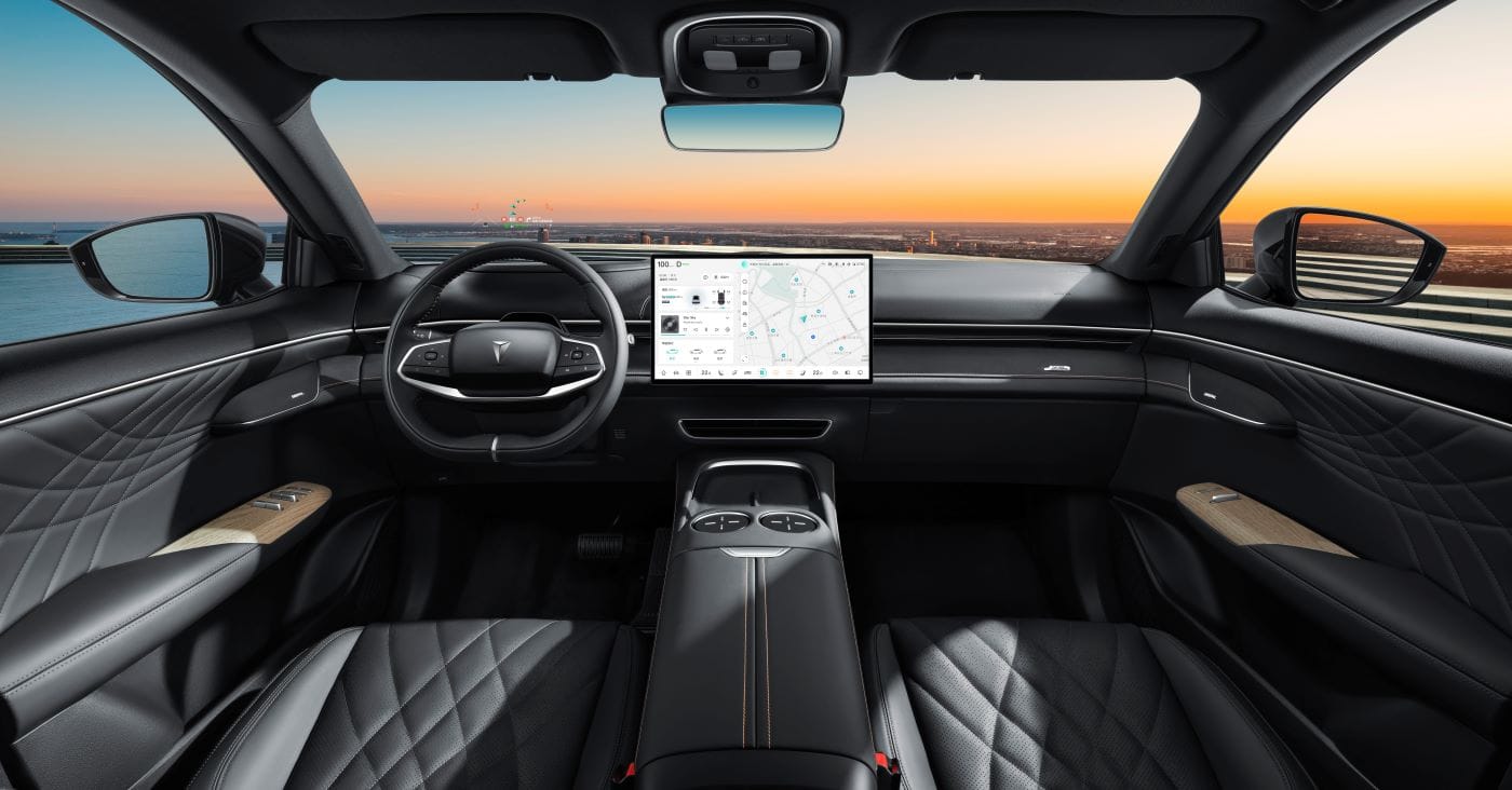 DEEPAL S07: LA FASTUOSA JOYA DE CHANGAN SE VENDE EN COLOMBIA CON AUTONOMÍA EXTENDIDA Y AVANZADA TECNOLOGÍA V12MAGAZINE Deepal S07 llega a Colombia en dos versiones: híbrido de rango extendido y totalmente eléctrico que redefine el concepto de movilidad de lujo en el país. Este modelo se adapta tanto a los trayectos urbanos como a los viajes largos. V12MAGAZINE