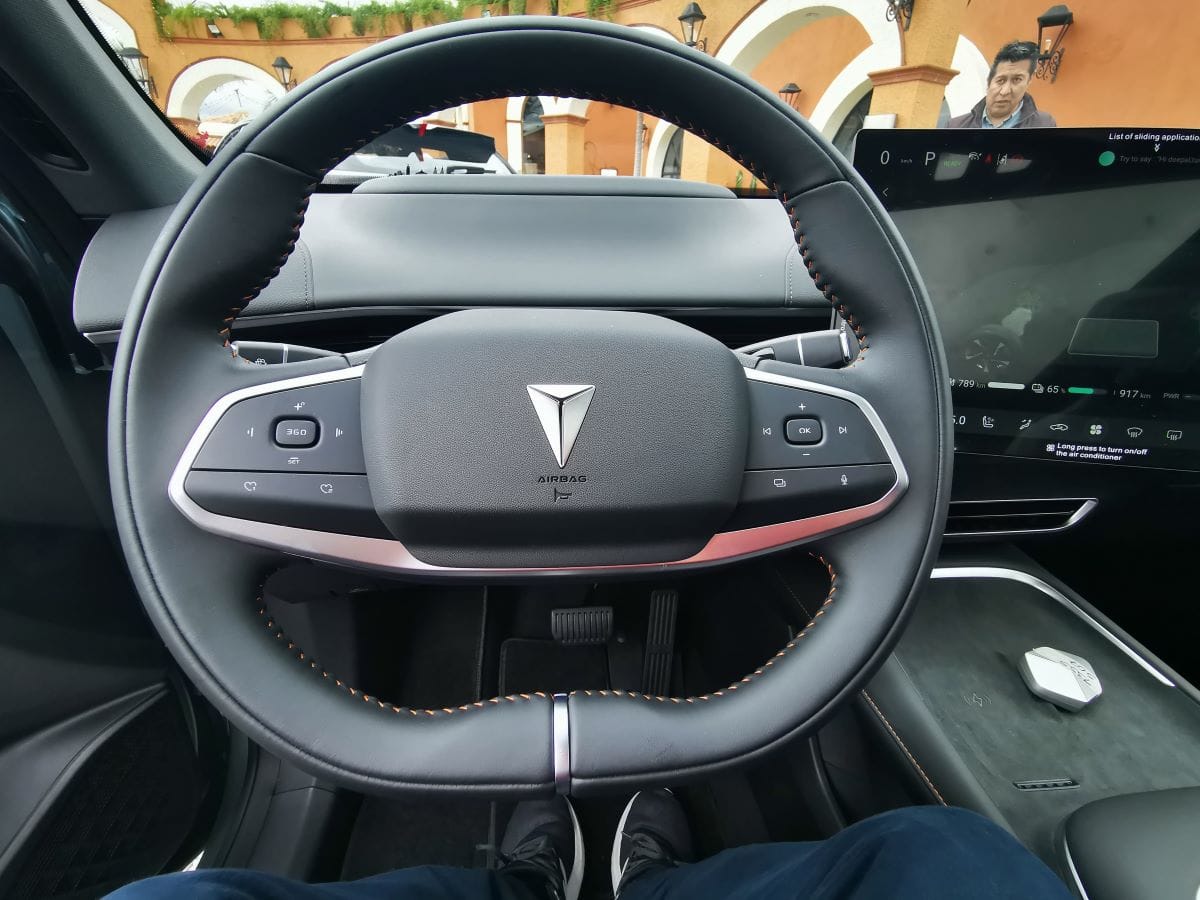 DEEPAL S07: LA FASTUOSA JOYA DE CHANGAN SE VENDE EN COLOMBIA CON AUTONOMÍA EXTENDIDA Y AVANZADA TECNOLOGÍA V12MAGAZINE Deepal S07 llega a Colombia en dos versiones: híbrido de rango extendido y totalmente eléctrico que redefine el concepto de movilidad de lujo en el país. Este modelo se adapta tanto a los trayectos urbanos como a los viajes largos. V12MAGAZINE