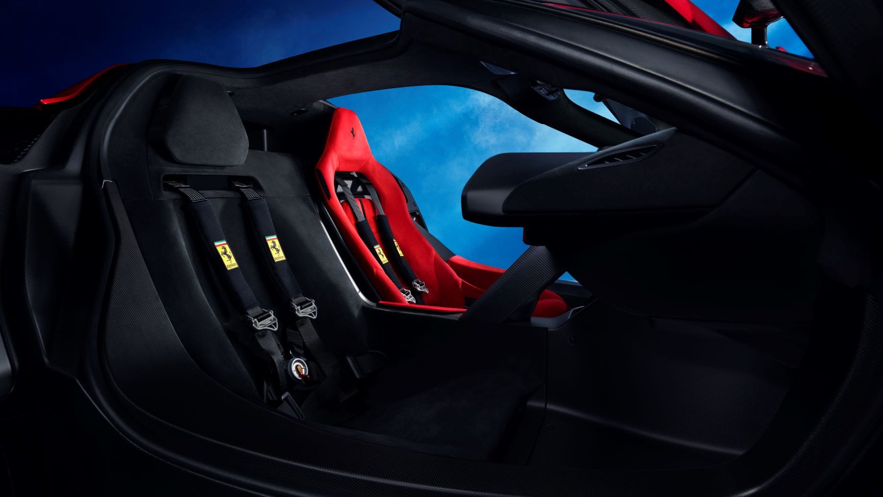 FERRARI F80: LA NUEVA OBRA MAESTRA DEL MOTOR DE COMBUSTIÓN INTERNA V12MAGAZINE El Ferrari F80 marca un nuevo hito en la historia de los superdeportivos, combinando lo último en tecnología y rendimiento, con un motor de combustión interna que ofrece 1.200 caballos de potencia. V12MAGAZINE