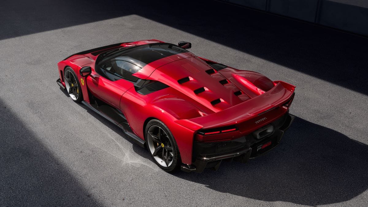 FERRARI F80: LA NUEVA OBRA MAESTRA DEL MOTOR DE COMBUSTIÓN INTERNA V12MAGAZINE El Ferrari F80 marca un nuevo hito en la historia de los superdeportivos, combinando lo último en tecnología y rendimiento, con un motor de combustión interna que ofrece 1.200 caballos de potencia. V12MAGAZINE
