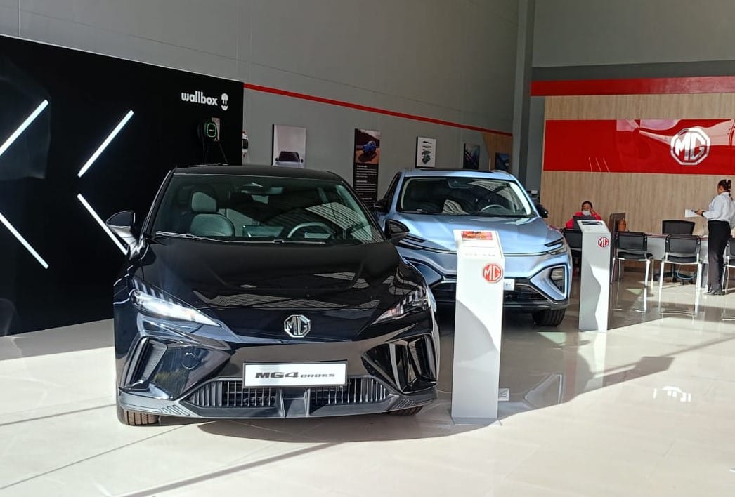 MORRIS GARAGES ABRE NUEVA VITRINA EN EL GRAN CENTRO AUTOMOTRIZ LA SEVILLANA EN BOGOTÁ V12MAGAZINE MG (Morris Garages) inaugura una nueva vitrina en Bogotá, consolidando su presencia en Colombia y apostando por el crecimiento. V12MAGAZINE