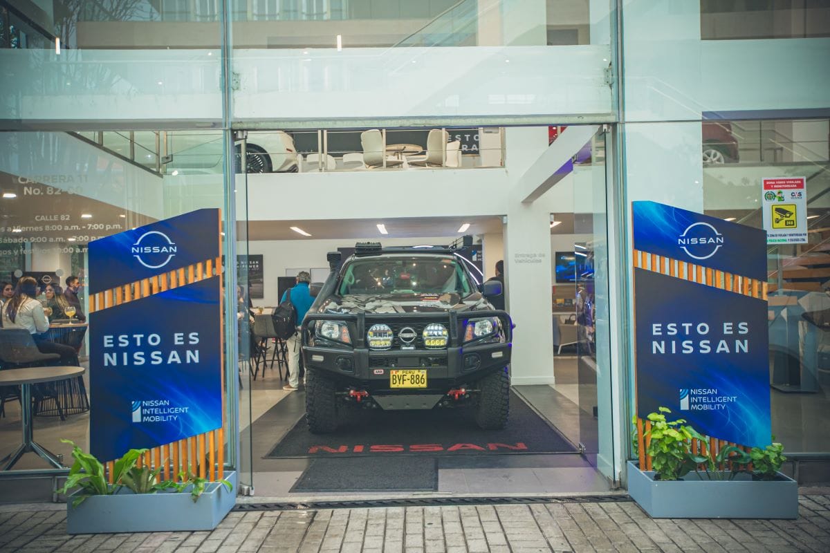 NISSAN FRONTIER DESAFÍA LAS AVENTURAS MÁS EXTREMAS EN COLOMBIA V12MAGAZINE Nissan Frontier se enfrenta a una aventura extrema, recorriendo más de 3.000 kilómetros desde Perú hasta Colombia para el RainForest Challenge. V12MAGAZINE