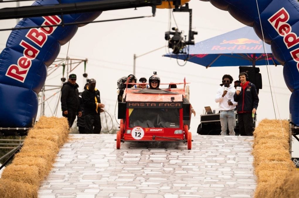 RED BULL BALINERAS RACE: LOS BOMBEROS DE BOGOTÁ SORPRENDIERON CON 'APAGUE Y VÁMONOS' V12MAGAZINE El Red Bull Balineras Race 2024 en Bogotá tuvo una increíble participación donde la creatividad y la destreza fueron las protagonistas. El equipo "Apague y Vámonos Team", conformado por los bomberos de Bogotá fueron los campeones. V12MAGAZINE