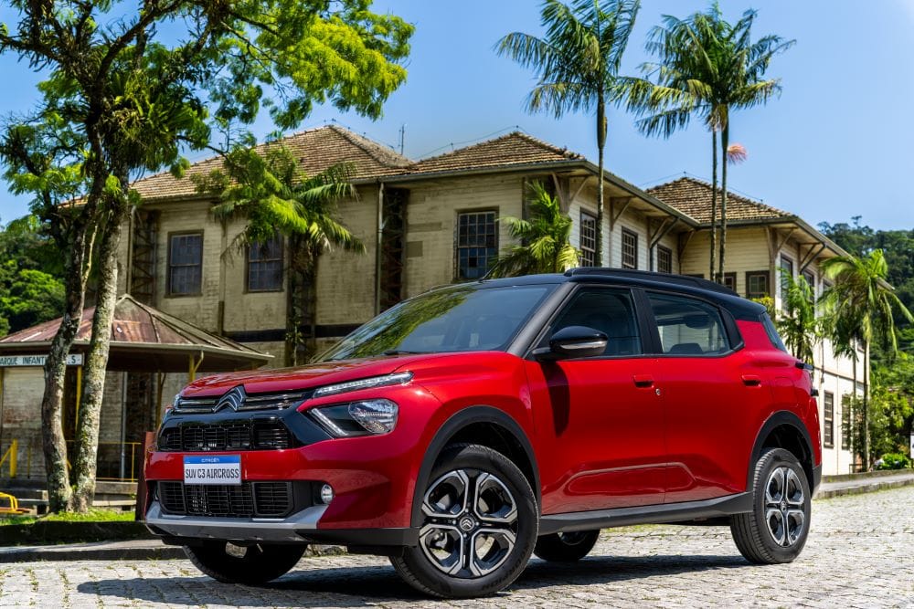 La nueva Citroën Aircross llega al mercado colombiano con la promesa de combinar la versatilidad de una SUV y un precio accesible. Este modelo ofrece espacio para siete pasajeros, diseño moderno y tecnología avanzada. V12MAGAZINE