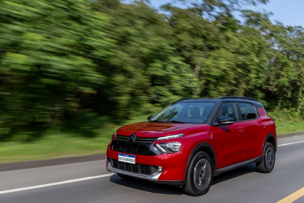 La nueva Citroën Aircross llega al mercado colombiano con la promesa de combinar la versatilidad de una SUV y un precio accesible. Este modelo ofrece espacio para siete pasajeros, diseño moderno y tecnología avanzada. V12MAGAZINE