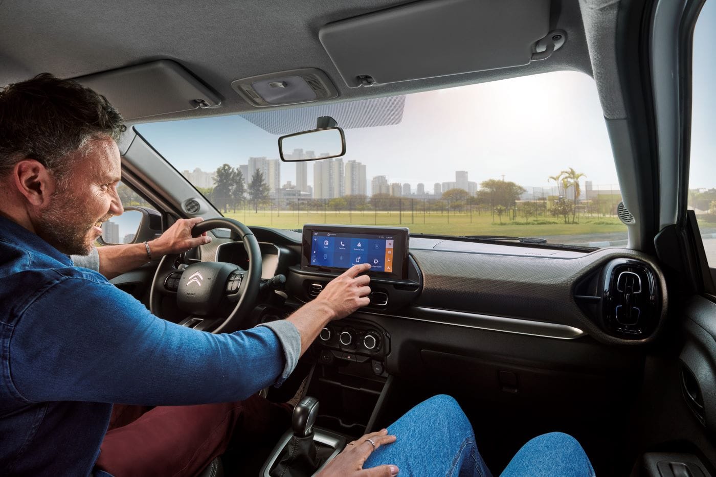 La nueva Citroën Aircross llega al mercado colombiano con la promesa de combinar la versatilidad de una SUV y un precio accesible. Este modelo ofrece espacio para siete pasajeros, diseño moderno y tecnología avanzada. V12MAGAZINE