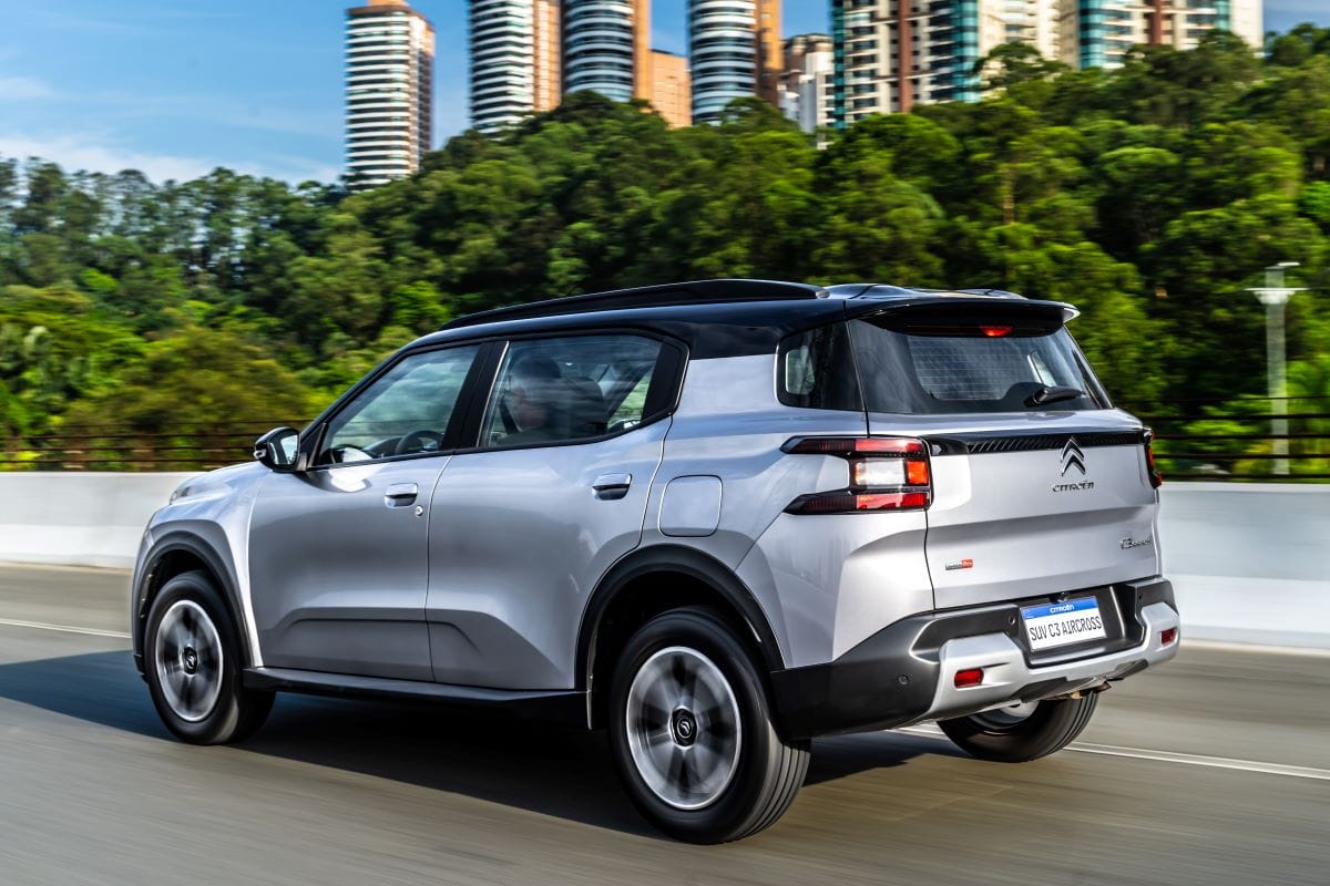 La nueva Citroën Aircross llega al mercado colombiano con la promesa de combinar la versatilidad de una SUV y un precio accesible. Este modelo ofrece espacio para siete pasajeros, diseño moderno y tecnología avanzada. V12MAGAZINE