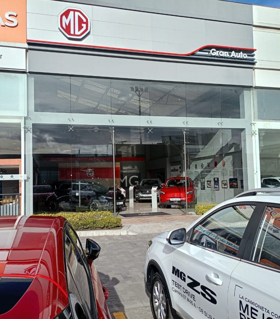 MORRIS GARAGES ABRE NUEVA VITRINA EN EL GRAN CENTRO AUTOMOTRIZ LA SEVILLANA EN BOGOTÁ V12MAGAZINE MG (Morris Garages) inaugura una nueva vitrina en Bogotá, consolidando su presencia en Colombia y apostando por el crecimiento. V12MAGAZINE