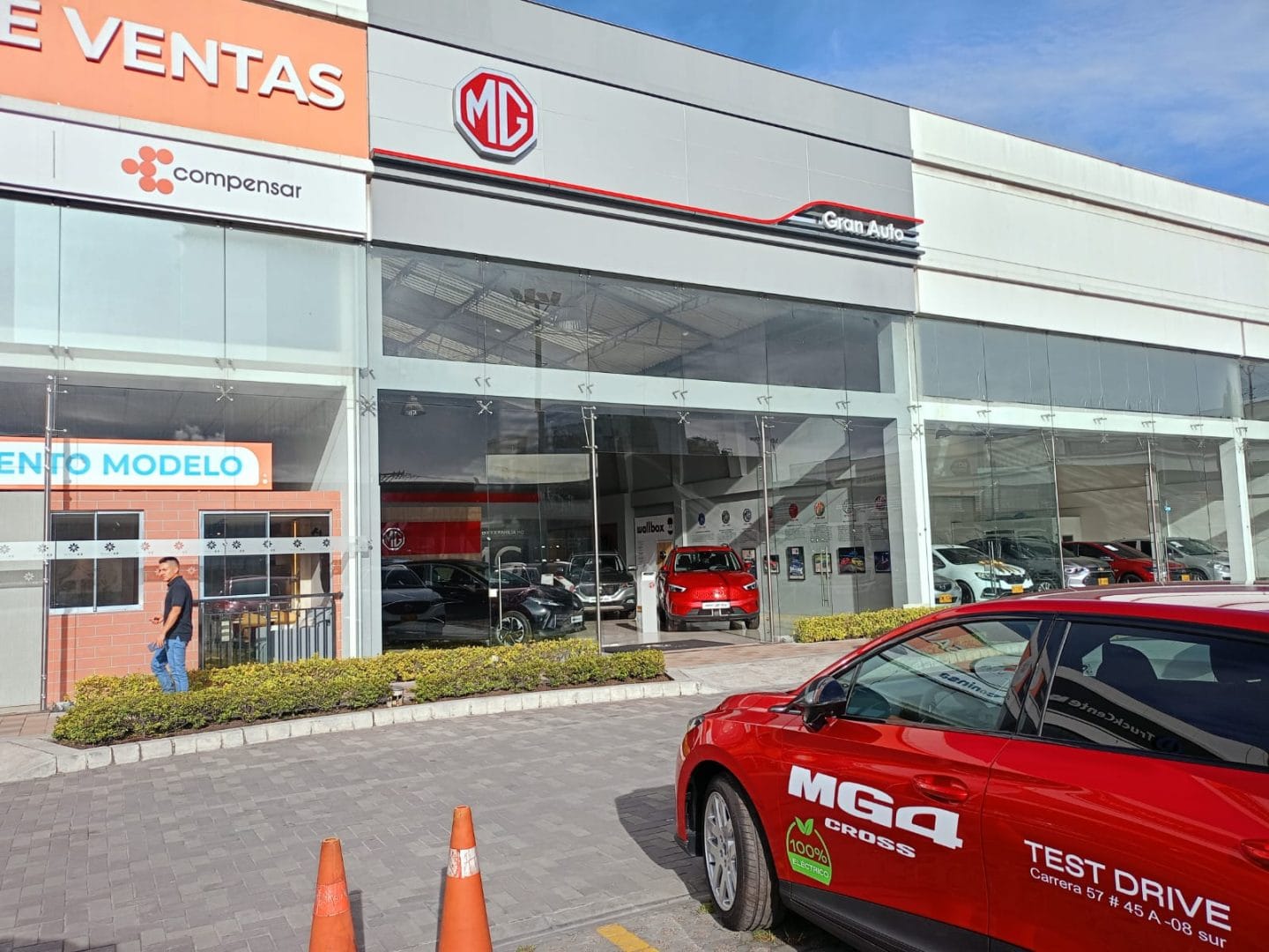 MORRIS GARAGES ABRE NUEVA VITRINA EN EL GRAN CENTRO AUTOMOTRIZ LA SEVILLANA EN BOGOTÁ V12MAGAZINE MG (Morris Garages) inaugura una nueva vitrina en Bogotá, consolidando su presencia en Colombia y apostando por el crecimiento. V12MAGAZINE