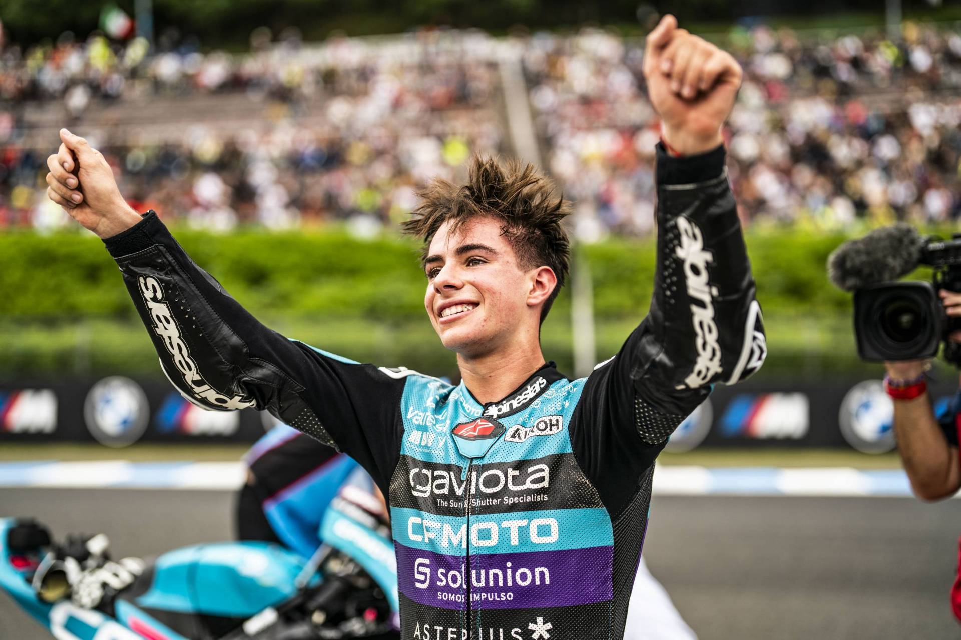 David Alonso Bon Bon Bum se unen en una alianza que conecta velocidad, juventud y actitud, llevando el sabor icónico de la chupeta colombiana al exigente mundo del motociclismo internacional. V12MAGAZINE