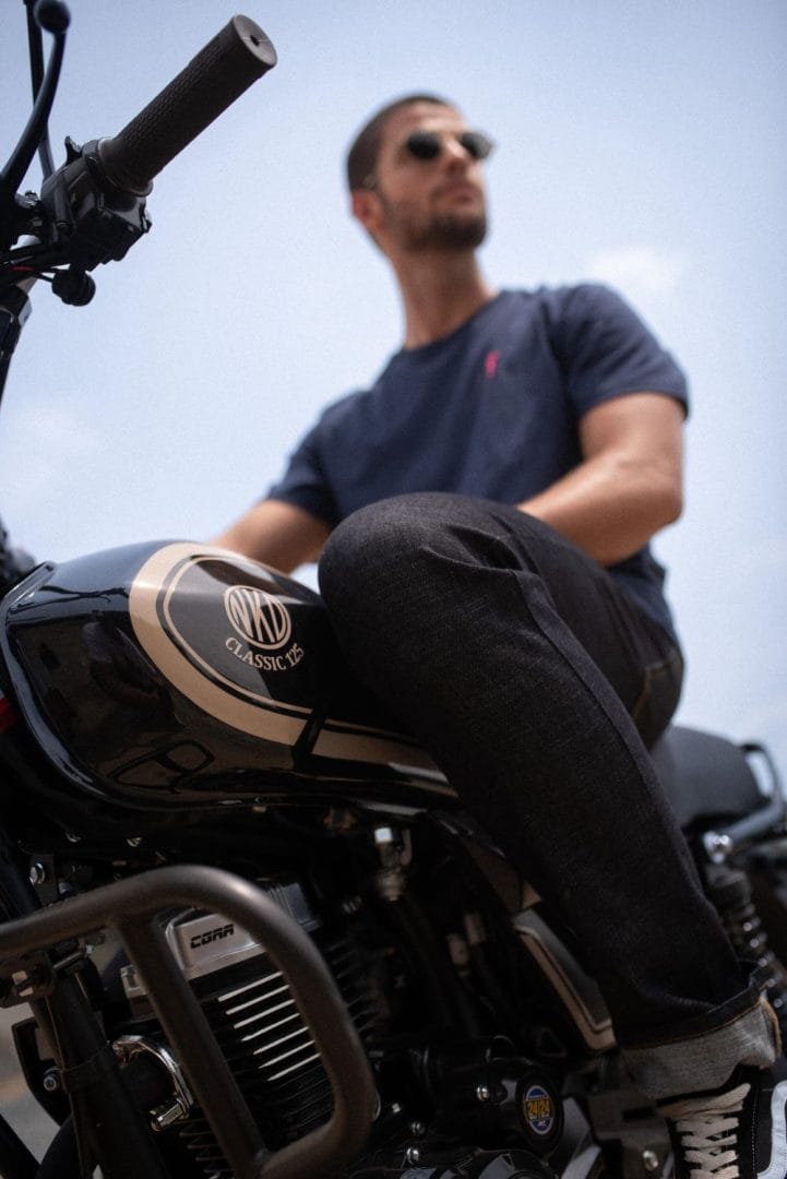 COLOMBIA EN MOVIMIENTO: LA NUEVA COLECCIÓN DE AKT Y RIFLE QUE UNE MODA Y MOTOCICLISMO V12MAGAZINE AKT y RIFLE lanzan Colombia en Movimiento, una colección limitada inspirada en la motocicleta NKD y el estilo urbano, que resalta el espíritu de libertad y diseño colombiano. V12MAGAZINE