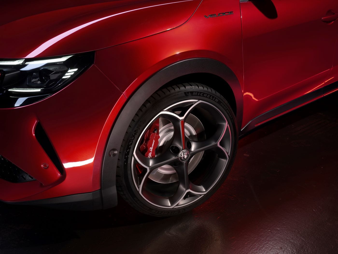 ALFA ROMEO JUNIOR ELETTRICA VELOCE: 280 CABALLOS DE DEPORTIVIDAD ELÉCTRICA V12MAGAZINE Alfa Romeo Junior Elettrica Veloce combina el ADN deportivo de la marca italiana en una versión completamente eléctrica, con 280 caballos de potencia, lujo y un diseño emblemático que cautiva a los amantes de la velocidad. V12MAGAZINE