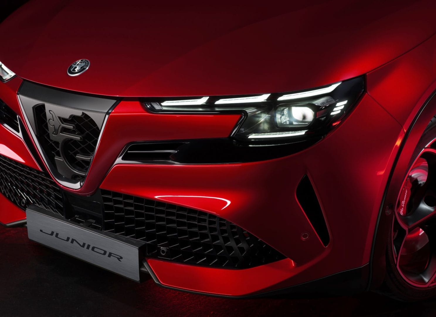 ALFA ROMEO JUNIOR ELETTRICA VELOCE: 280 CABALLOS DE DEPORTIVIDAD ELÉCTRICA V12MAGAZINE Alfa Romeo Junior Elettrica Veloce combina el ADN deportivo de la marca italiana en una versión completamente eléctrica, con 280 caballos de potencia, lujo y un diseño emblemático que cautiva a los amantes de la velocidad. V12MAGAZINE