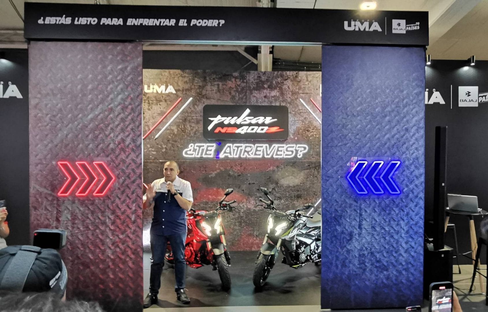 LA INNOVACIÓN DE BAJAJ Y TRIUMPH BRILLA EN EL SALÓN DEL AUTOMÓVIL V12MAGAZINE Bajaj - Pulsar