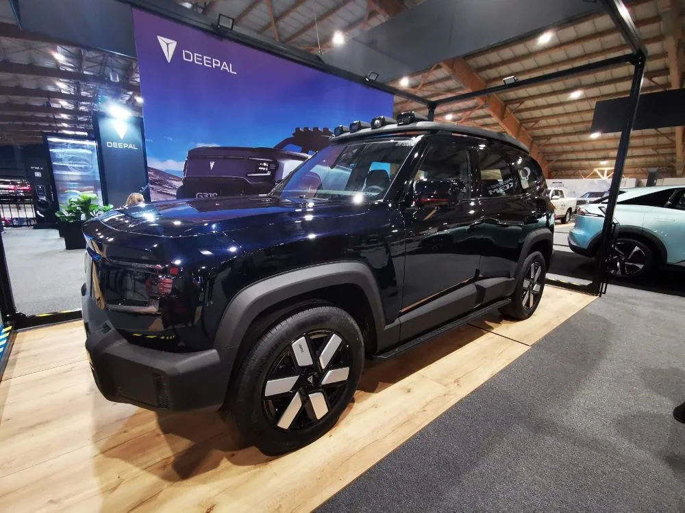 DEEPAL G318: CONOCE LA SUV HÍBRIDA DE RANGO EXTENDIDO QUE PODRÍA CAMBIAR EL FUTURO DEL OFF-ROAD EN COLOMBIA V12MAGAZINE La Deepal G318, la nueva SUV híbrida todoterreno de rango extendido, llega a Colombia para redefinir la aventura y el lujo. Con tecnología avanzada, diseño audaz y seguridad excepcional, es una joya de la marca de lujo de Changan. V12MAGAZINE