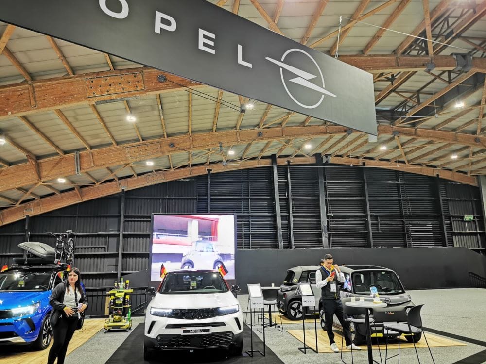 Opel Colombia ha elegido a Sandra Mazuera como su nueva embajadora en el marco del Salón Internacional del Automóvil 2024 en Bogotá. La reconocida presentadora y figura televisiva ahora representa al icónico Opel Mokka, un vehículo que combina sostenibilidad, diseño vanguardista y espíritu disruptivo. V12MAGAZINE