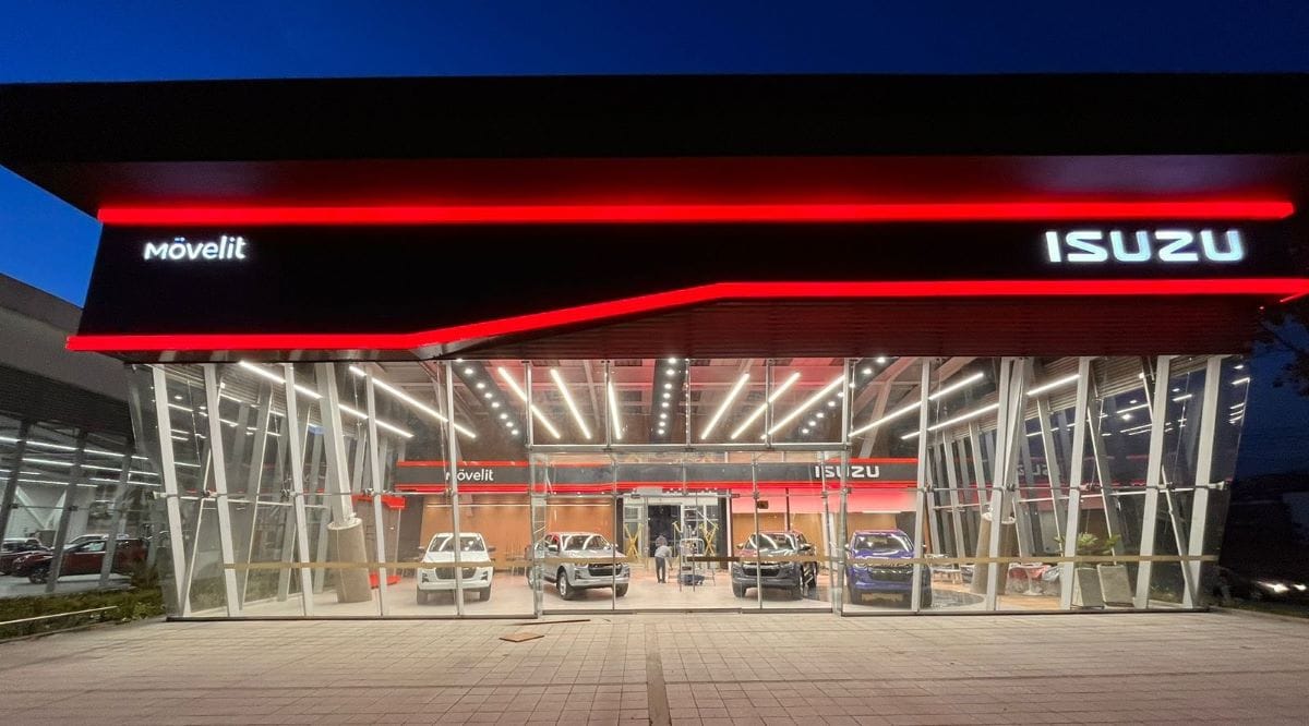 ISUZU EXPANDE SU PRESENCIA EN COLOMBIA CON NUEVA VITRINA EN BOGOTÁ V12MAGAZINE ISUZU abre una nueva vitrina en Bogotá y apuesta por liderar el mercado de pickups diésel euro 6 en Colombia, ofreciendo calidad, resistencia y tecnología avanzada en sus modelos 2025. V12MAGAZINE
