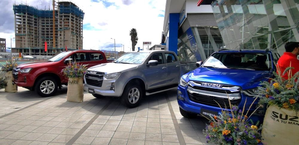 ISUZU EXPANDE SU PRESENCIA EN COLOMBIA CON NUEVA VITRINA EN BOGOTÁ V12MAGAZINE ISUZU abre una nueva vitrina en Bogotá y apuesta por liderar el mercado de pickups diésel euro 6 en Colombia, ofreciendo calidad, resistencia y tecnología avanzada en sus modelos 2025. V12MAGAZINE