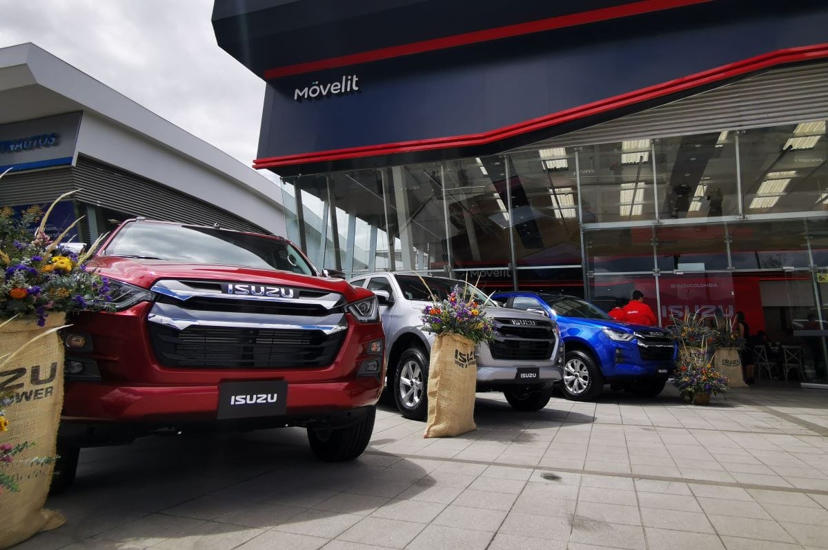 ISUZU EXPANDE SU PRESENCIA EN COLOMBIA CON NUEVA VITRINA EN BOGOTÁ V12MAGAZINE ISUZU abre una nueva vitrina en Bogotá y apuesta por liderar el mercado de pickups diésel euro 6 en Colombia, ofreciendo calidad, resistencia y tecnología avanzada en sus modelos 2025. V12MAGAZINE