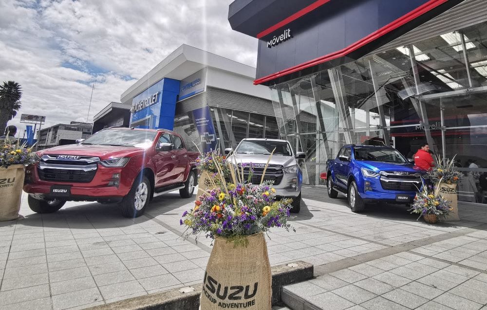 ISUZU EXPANDE SU PRESENCIA EN COLOMBIA CON NUEVA VITRINA EN BOGOTÁ V12MAGAZINE ISUZU abre una nueva vitrina en Bogotá y apuesta por liderar el mercado de pickups diésel euro 6 en Colombia, ofreciendo calidad, resistencia y tecnología avanzada en sus modelos 2025. V12MAGAZINE